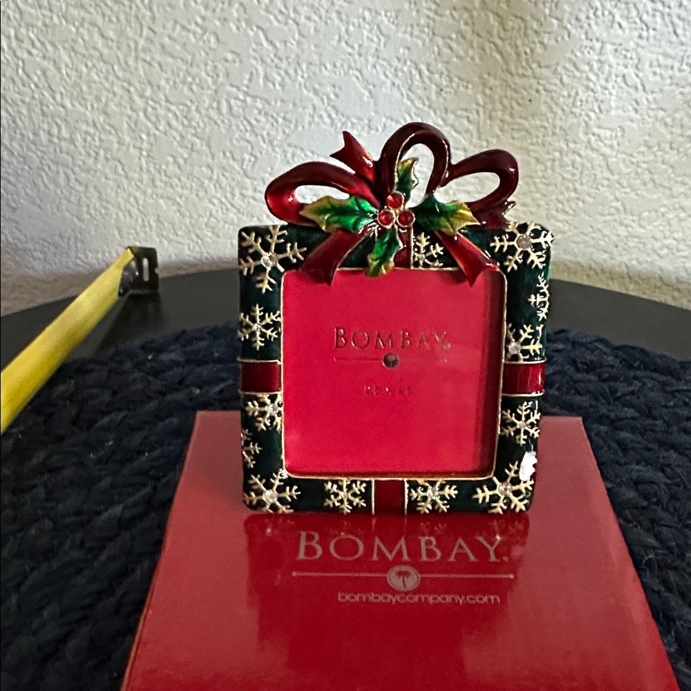 NWOT Vintage Bombay Festive Frame with Red and Green Present